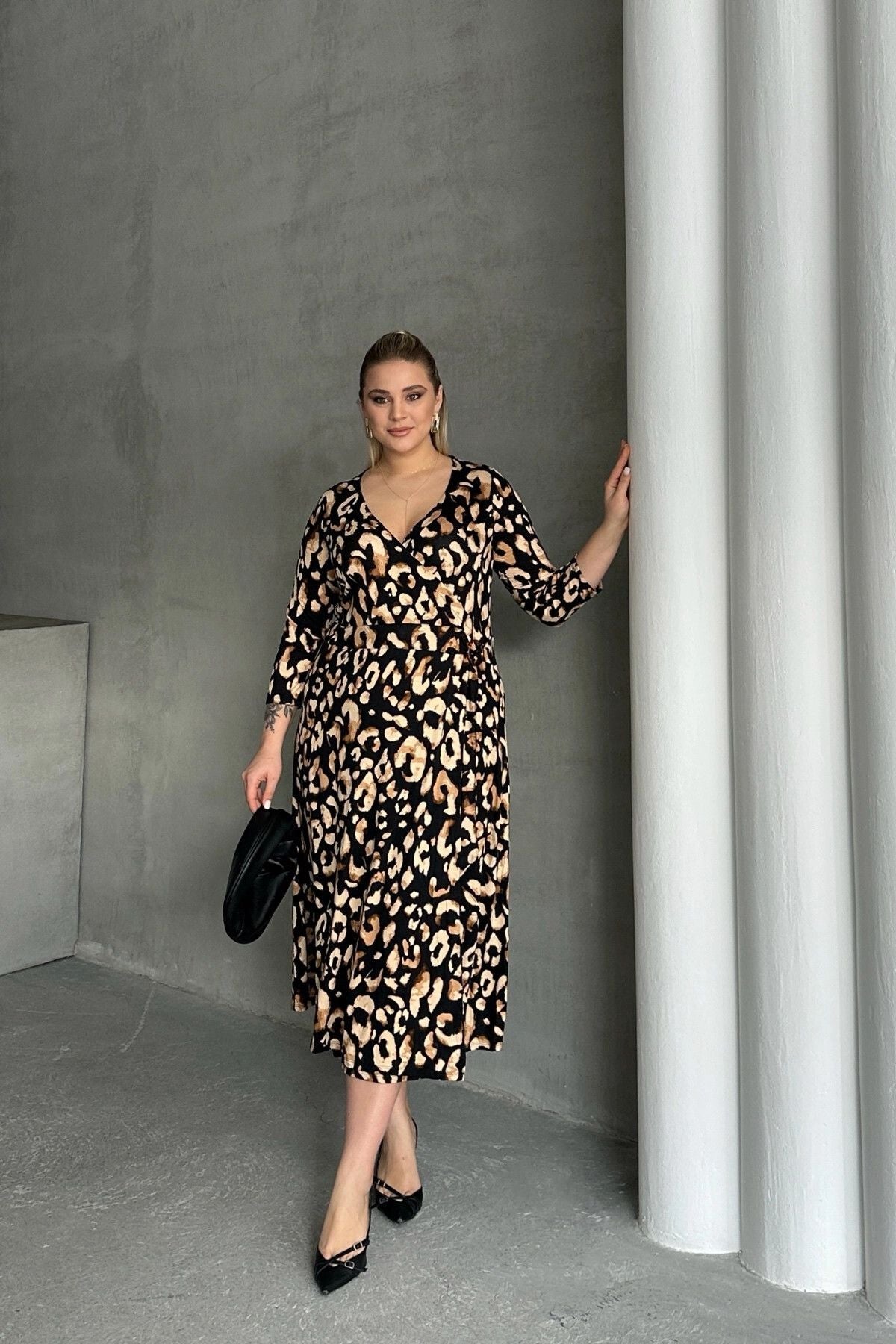 Büyük Beden Yarım Kollu V Yaka Kemer Detaylı Leopar Desenli Elbise 100-92