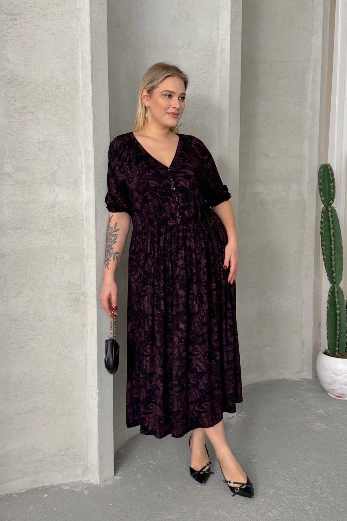 Büyük Beden Kısa Kollu V Yaka Önü Düğmeli Beli Lastikli Elbise 303699