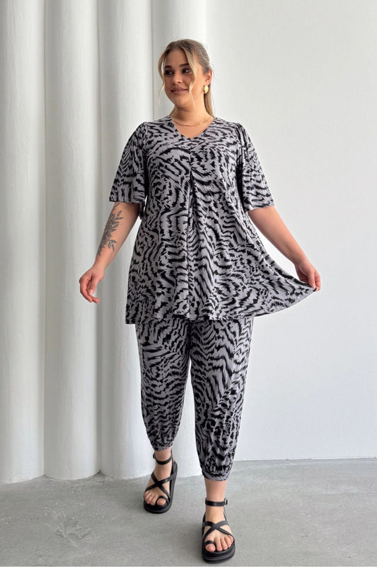 Büyük Beden V Yaka Kısa Kollu Eteği Bollaşan Desenli Bluz 99-5