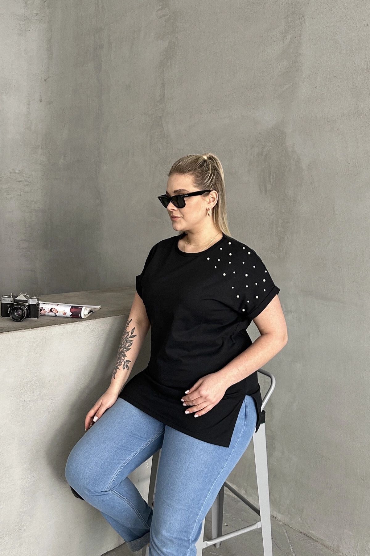 Büyük Beden Kısa Kollu Bisiklet Yaka Yanları Yırtmaçlı Boncuklu Basic T-shirt RFT-03